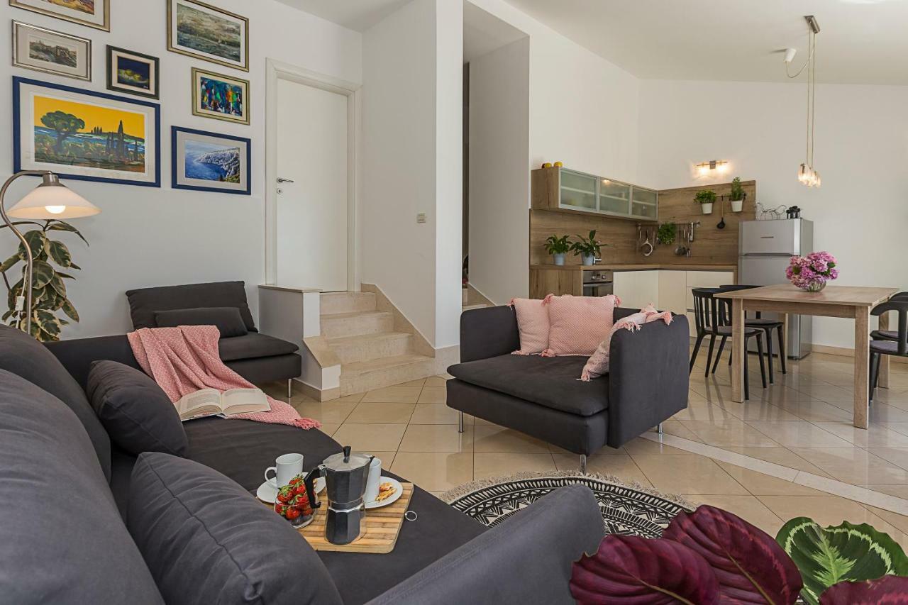 Holiday Home Lola, Sea On A Palm! Heated Pool Trogir Extérieur photo